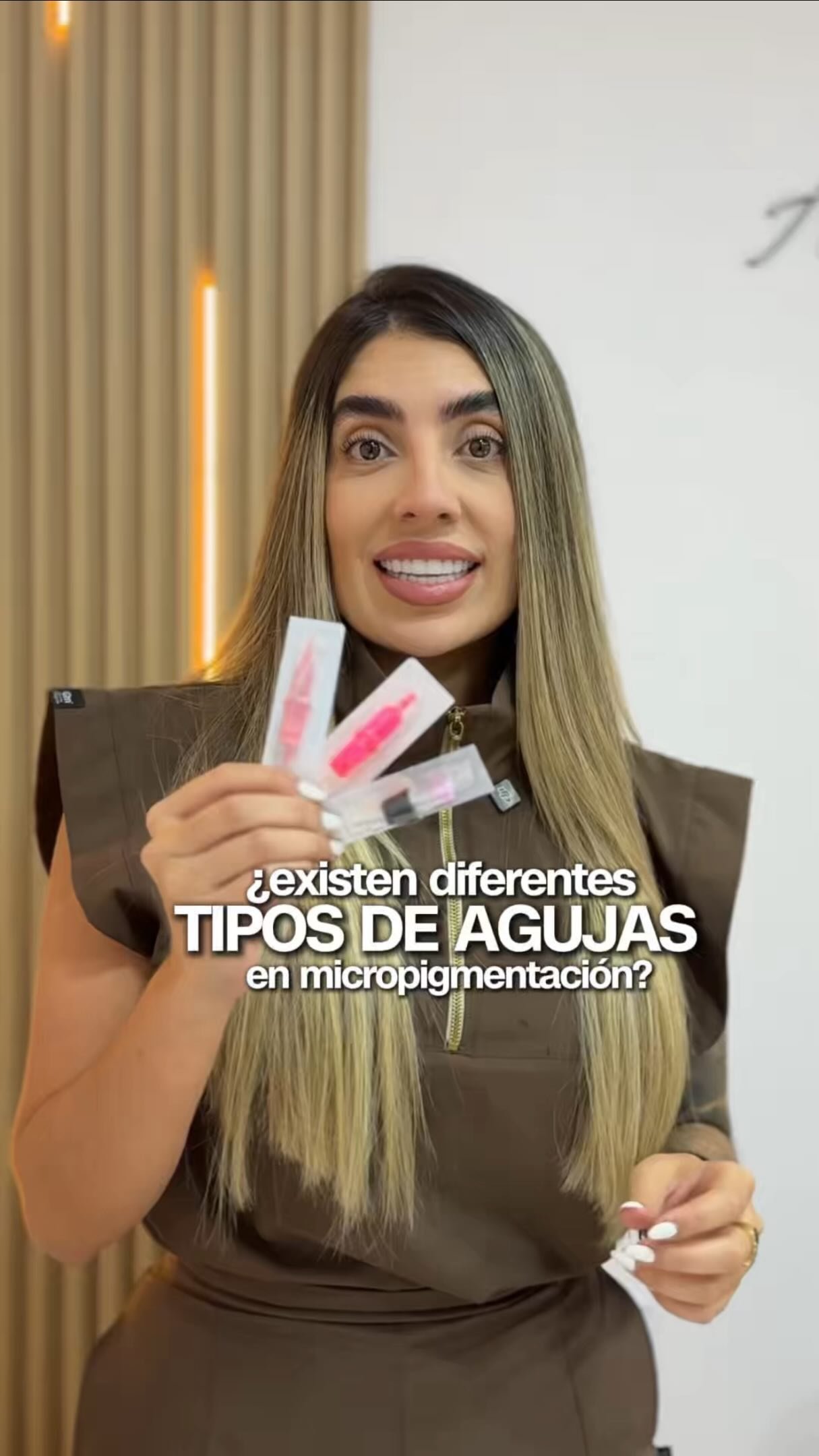 Alexa Soto compartiendo conocimientos en su academia de micropigmentación