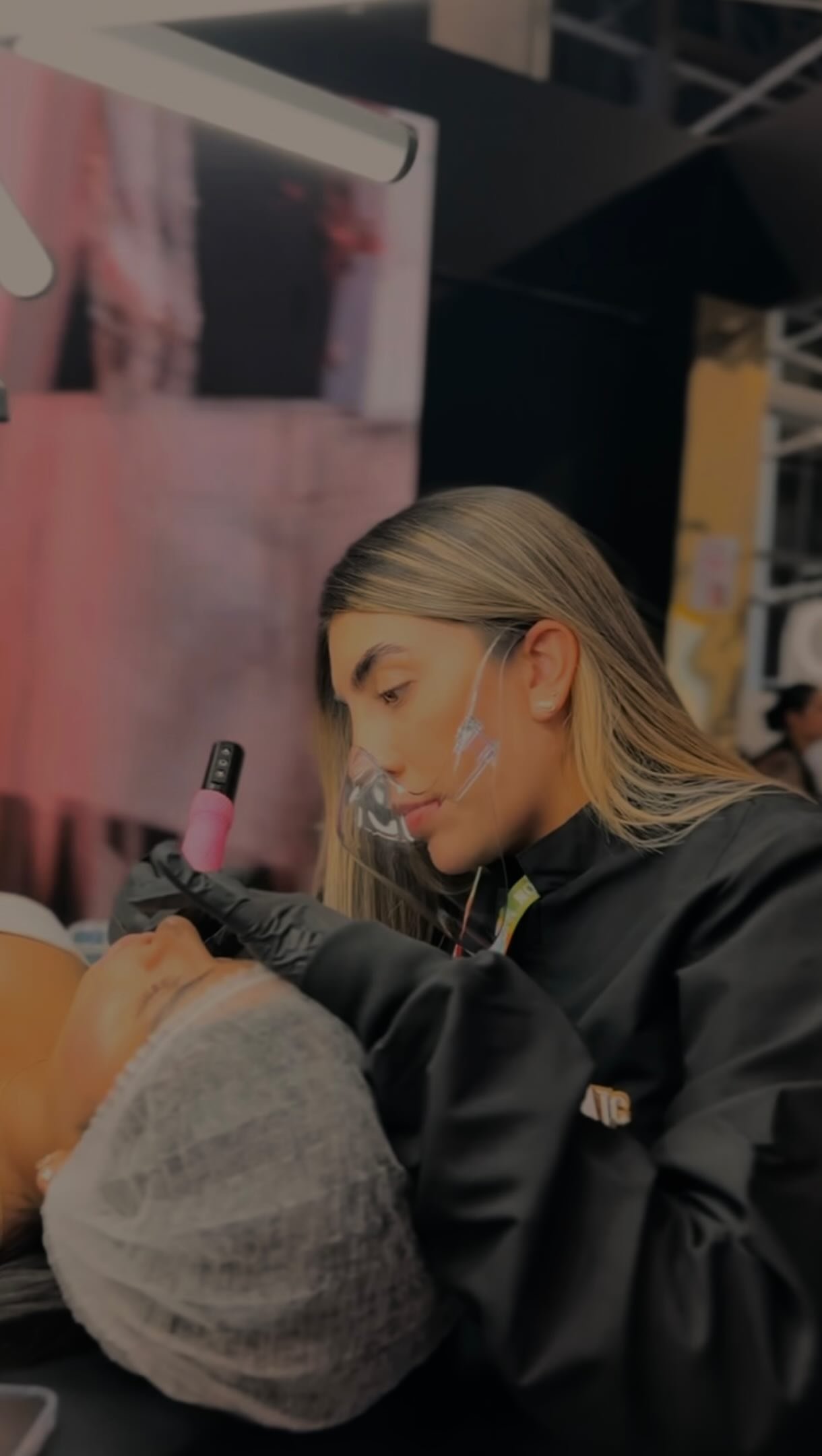 Procedimiento de micropigmentación de cejas en el estudio Alexa Soto