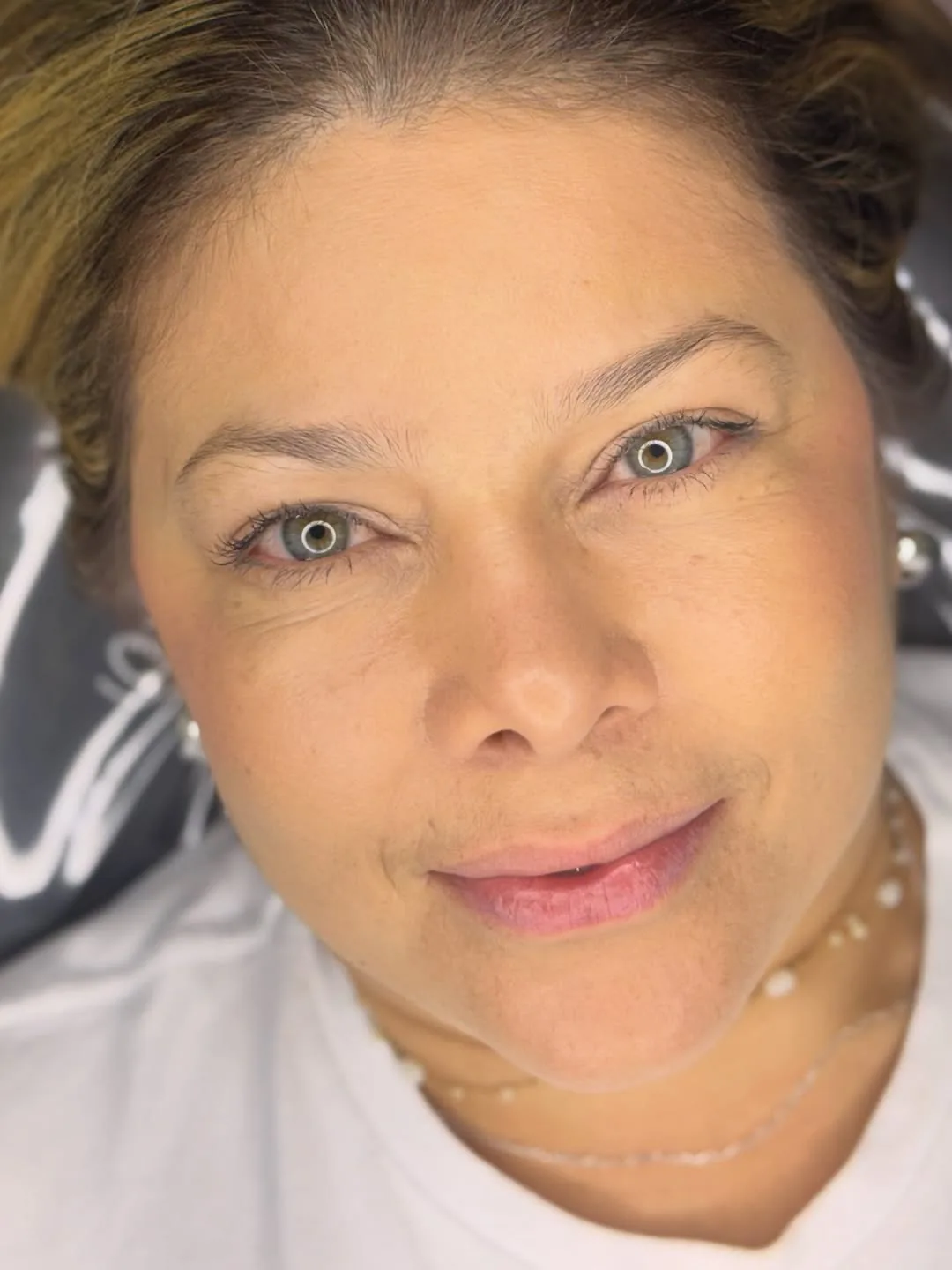 Cejas antes del diseño y la micropigmentación