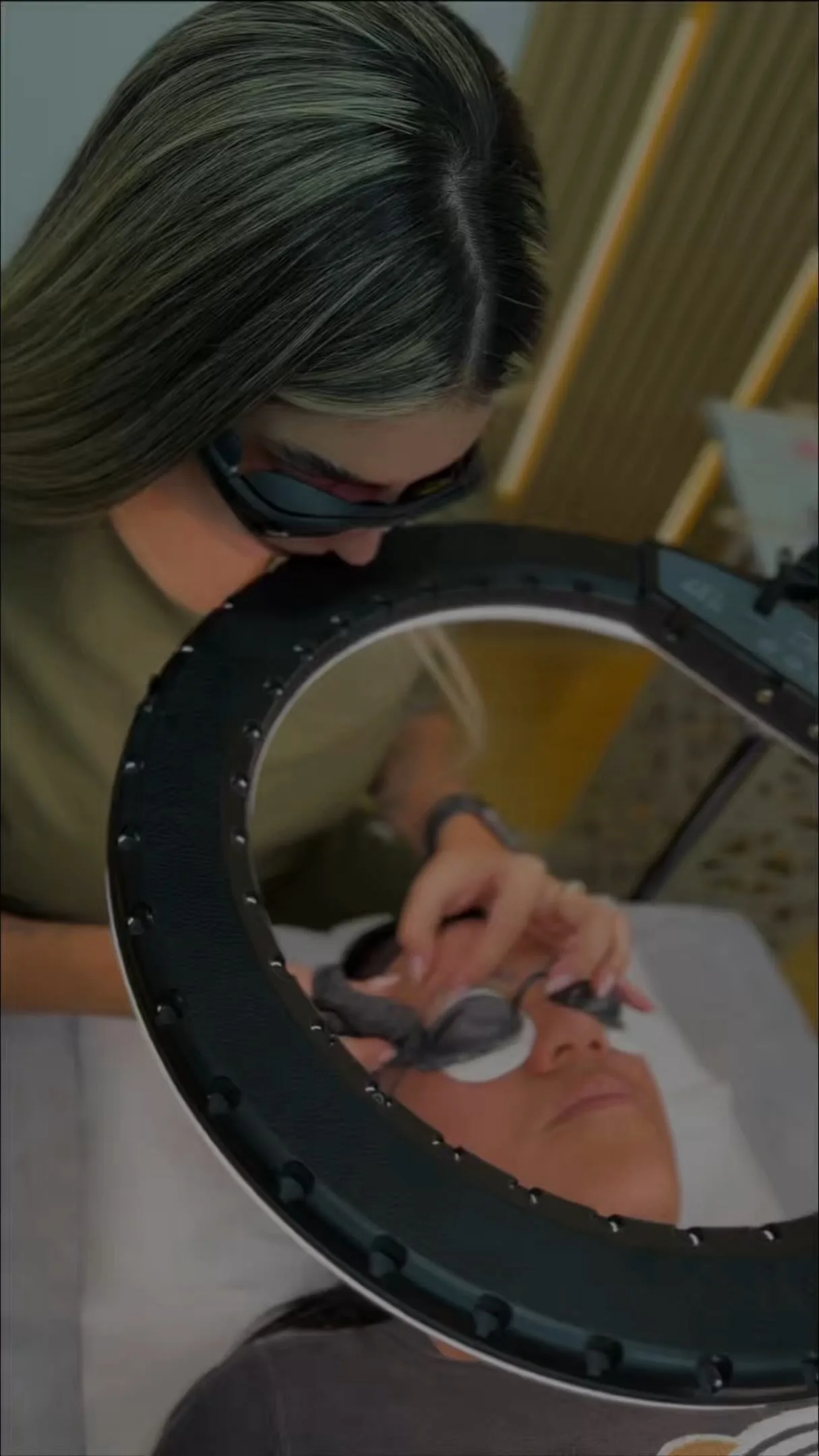 Tratamiento de cejas realizado con precisión