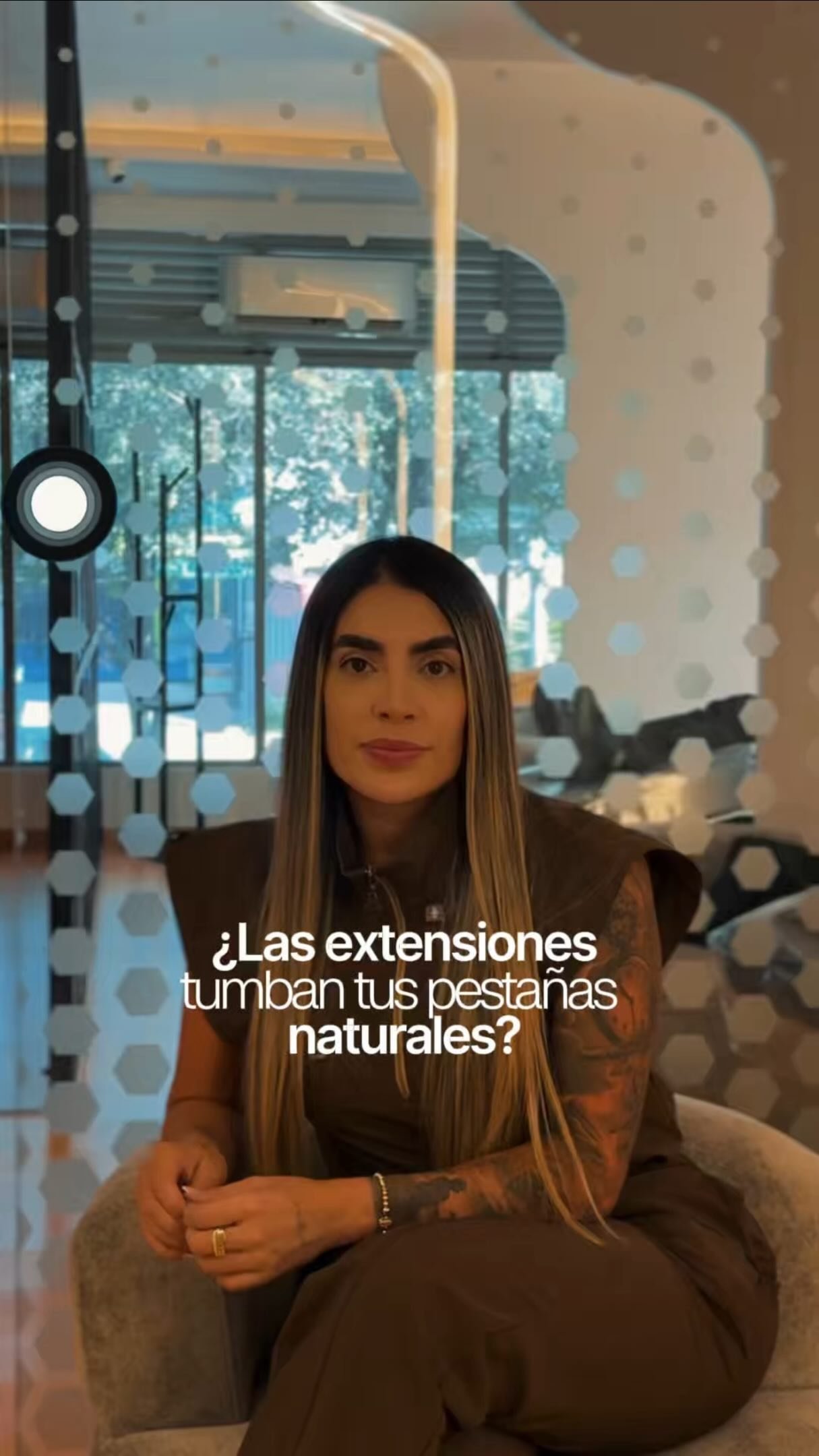 Especialista de Alexa Soto explicando el cuidado de pestañas